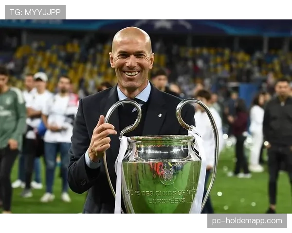 镜头捕捉：皇马主帅安切洛蒂在教练席详细绘制战术图，对身旁的齐达内讲解