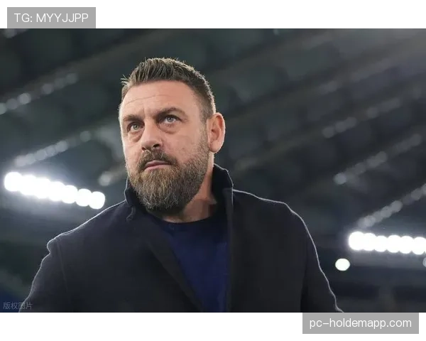 特写：德罗西在场边激情指挥，鼓舞罗马最后时刻绝杀对手